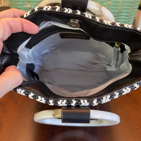 NWOT Gianni Bini Black & White Woven Handbag
Handled Tote/ Shoulder Strap - Picture 8 of 9